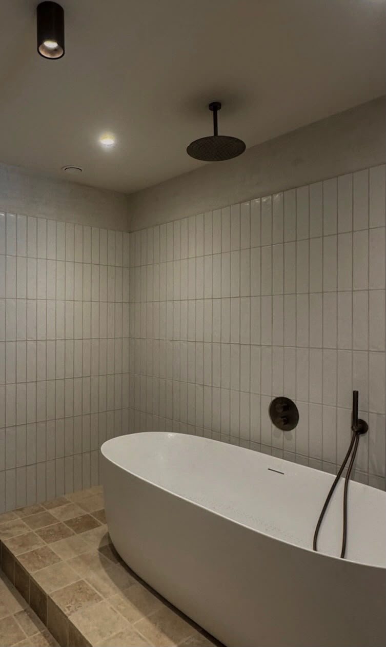Vrijstaand bad op een travertin vloer
