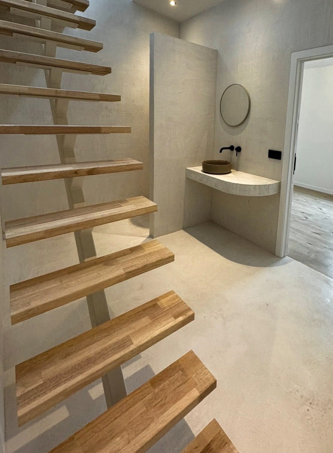Badkamer in microcement met open trap