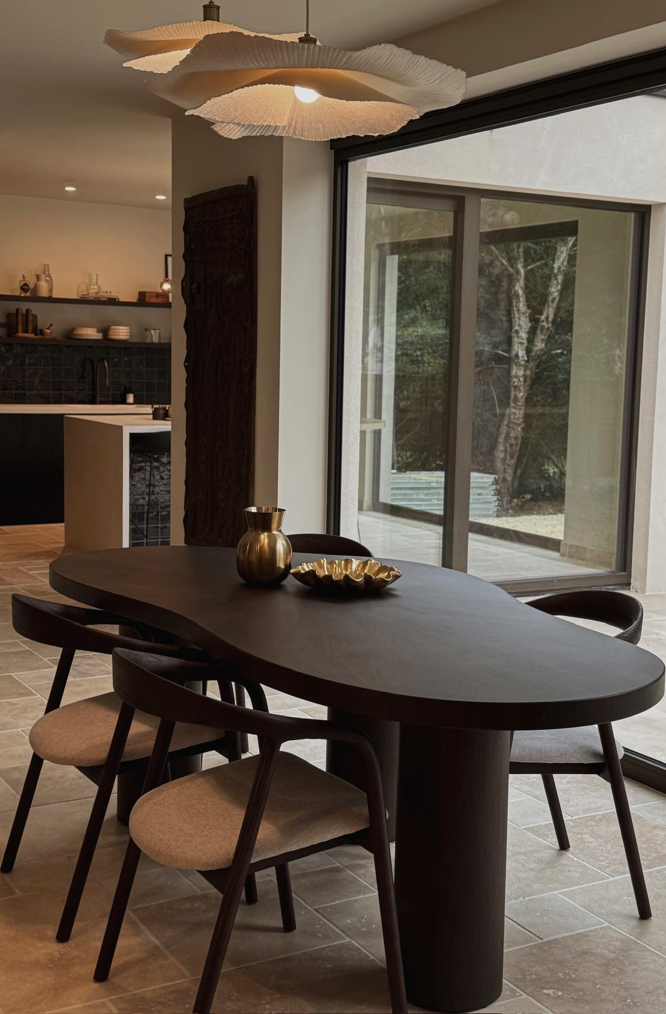 Eetkamer met houten tafel en travertin vloer