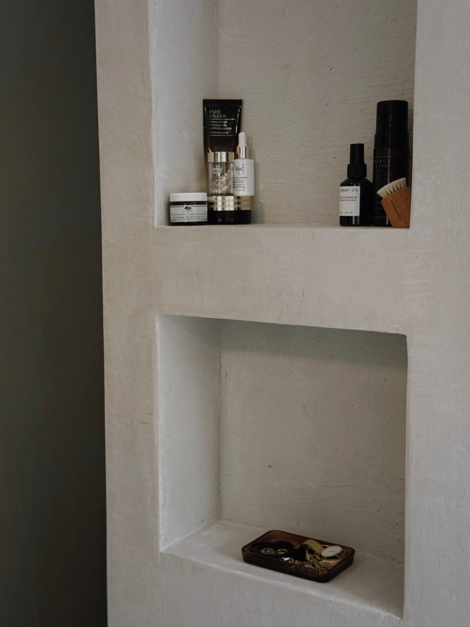 Nissen in een wand van microcement