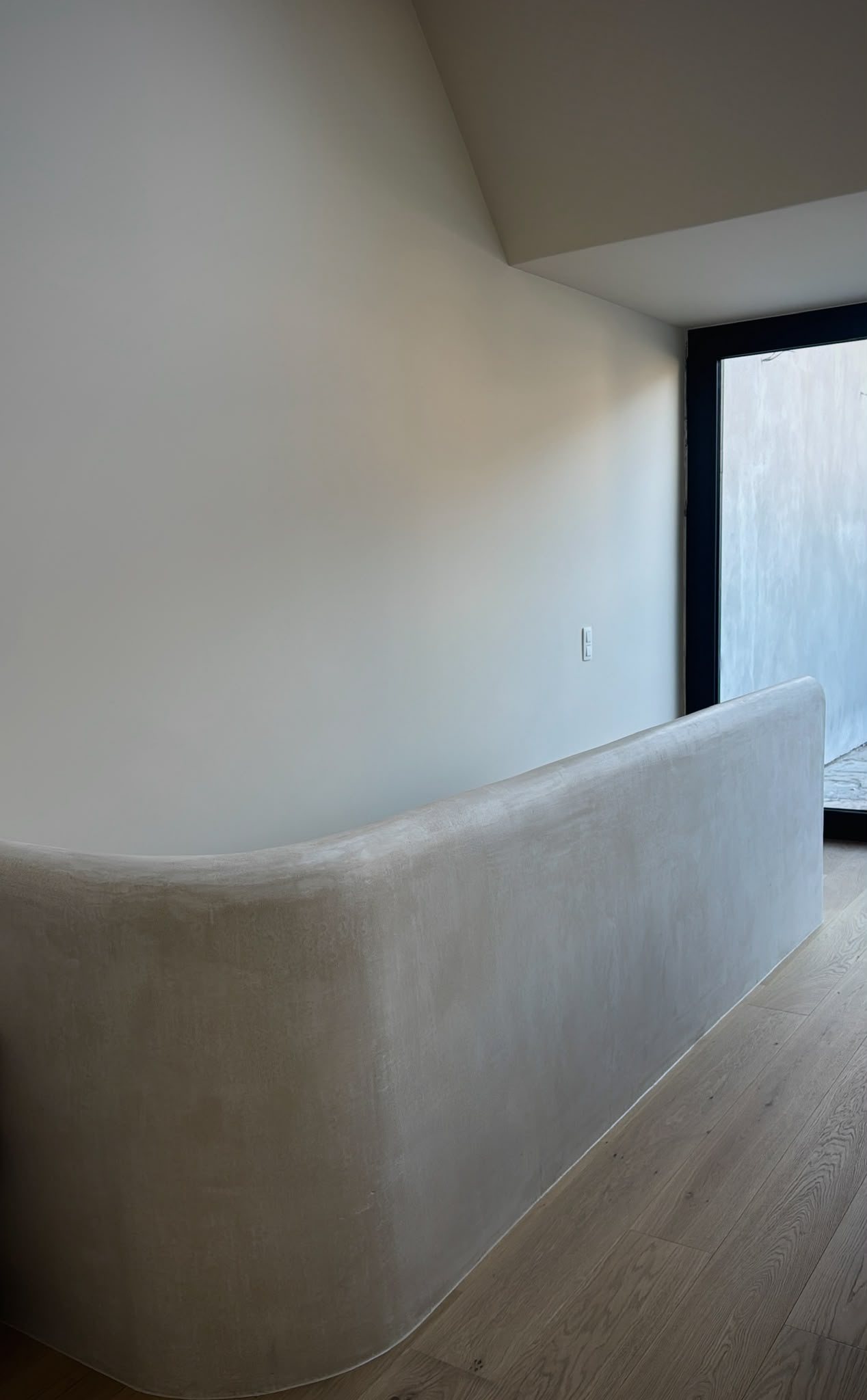 Afgeronde wand in microcement